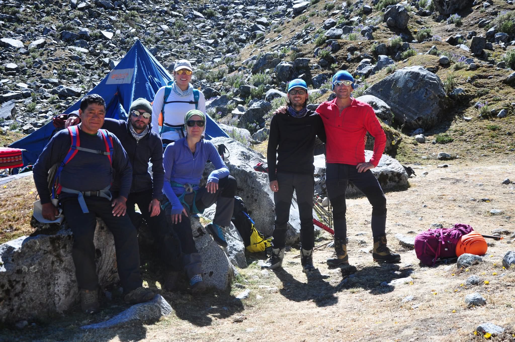 Grupo de escaladores practicando técnicas de escalada en roca